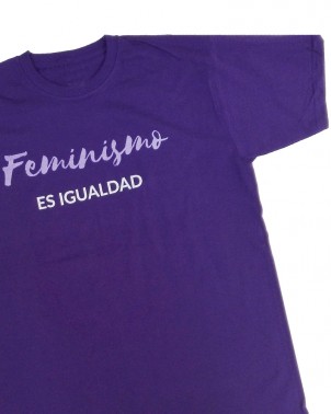 Camiseta feminista para hombre morada