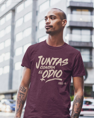 Modelo con camiseta recta granate Juntas contra el odio de Amnistía Internacional