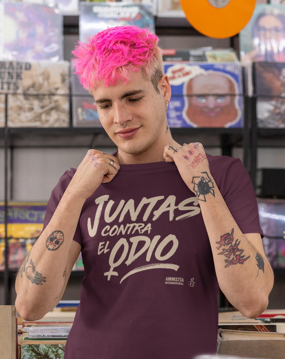Persona con camiseta recta granate Juntas contra el odio de Amnistía Internacional