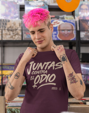 Persona con camiseta recta granate Juntas contra el odio de Amnistía Internacional
