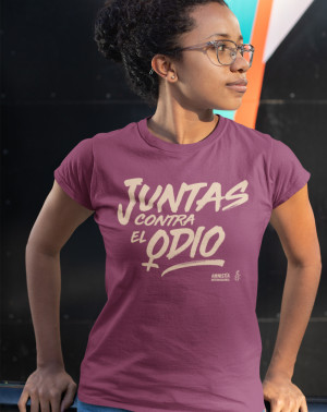 Mujer con camiseta entallada malva Juntas contra el odio de Amnistía Internacional