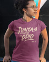 Mujer con camiseta entallada malva Juntas contra el odio de Amnistía Internacional