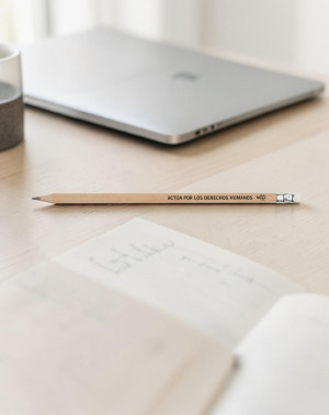 Lápiz de madera con mensaje sobre derechos humanos sobre escritorio de trabajo